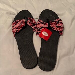 Havaianas Women's Black Sandals with Pink Patterned Straps
